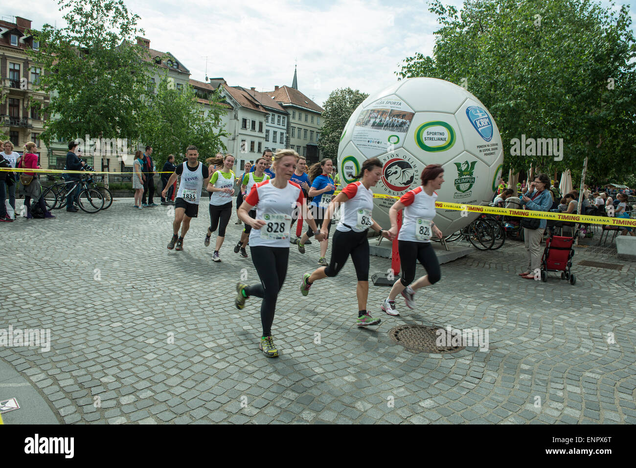 Der dreiköpfige Team Run ist eine außergewöhnlich attraktive, traditionelle Laufveranstaltung, die von immer mehr Läufer jedes Jahr besucht wird. In diesem Jahr wird die Veranstaltung am 9. Mai 2015, in Teams von drei Läufer auf einer gut geplanten Route rund um Ljubljana stattfinden. Die Zeit der schwächste Läufer im Team zählt; die anderen beiden begleiten und unterstützen ihre Co Läufer, so dass sie gemeinsam die Ziellinie überqueren können. Diese Art von Wettbewerb soll gegenseitige Hilfe und Solidarität unter den Läufern zu fördern. Bildnachweis: Etabeta/Alamy Live-Nachrichten Stockfoto