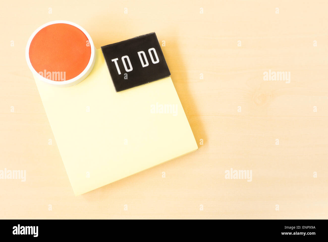 To Do-Liste auf gelben klebrigen Papier Hinweis auf braunem Hintergrund Stockfoto