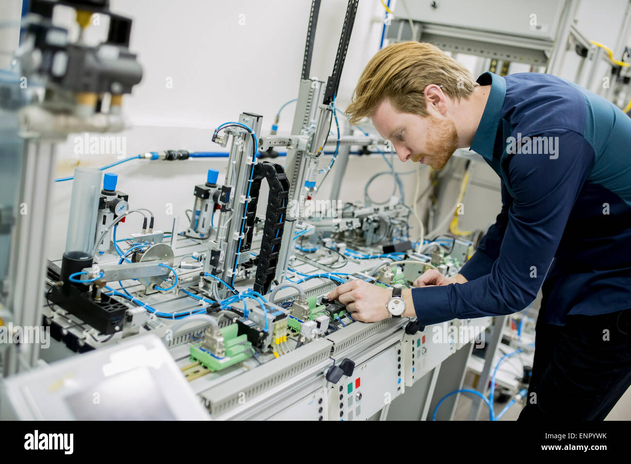 Ingenieur in der Fabrik Stockfoto