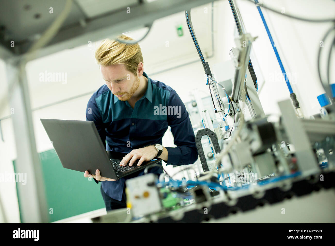 Ingenieur in der Fabrik Stockfoto