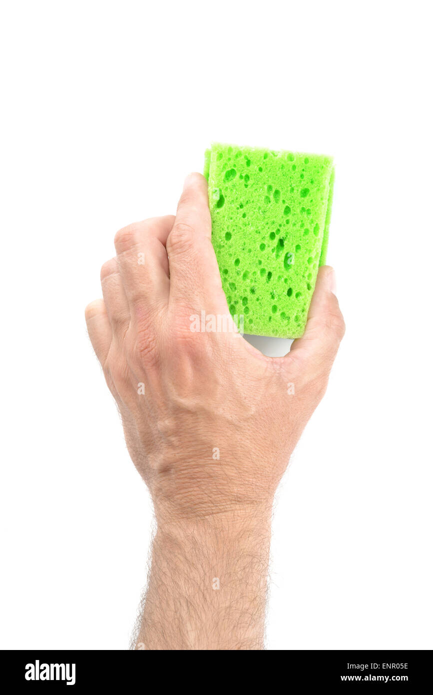 Kaukasische männliche Hand halten grünen Reinigungsschwamm auf weißem Hintergrund, Housekeeping Hygienekonzept mit leeren textfreiraum für Te Stockfoto