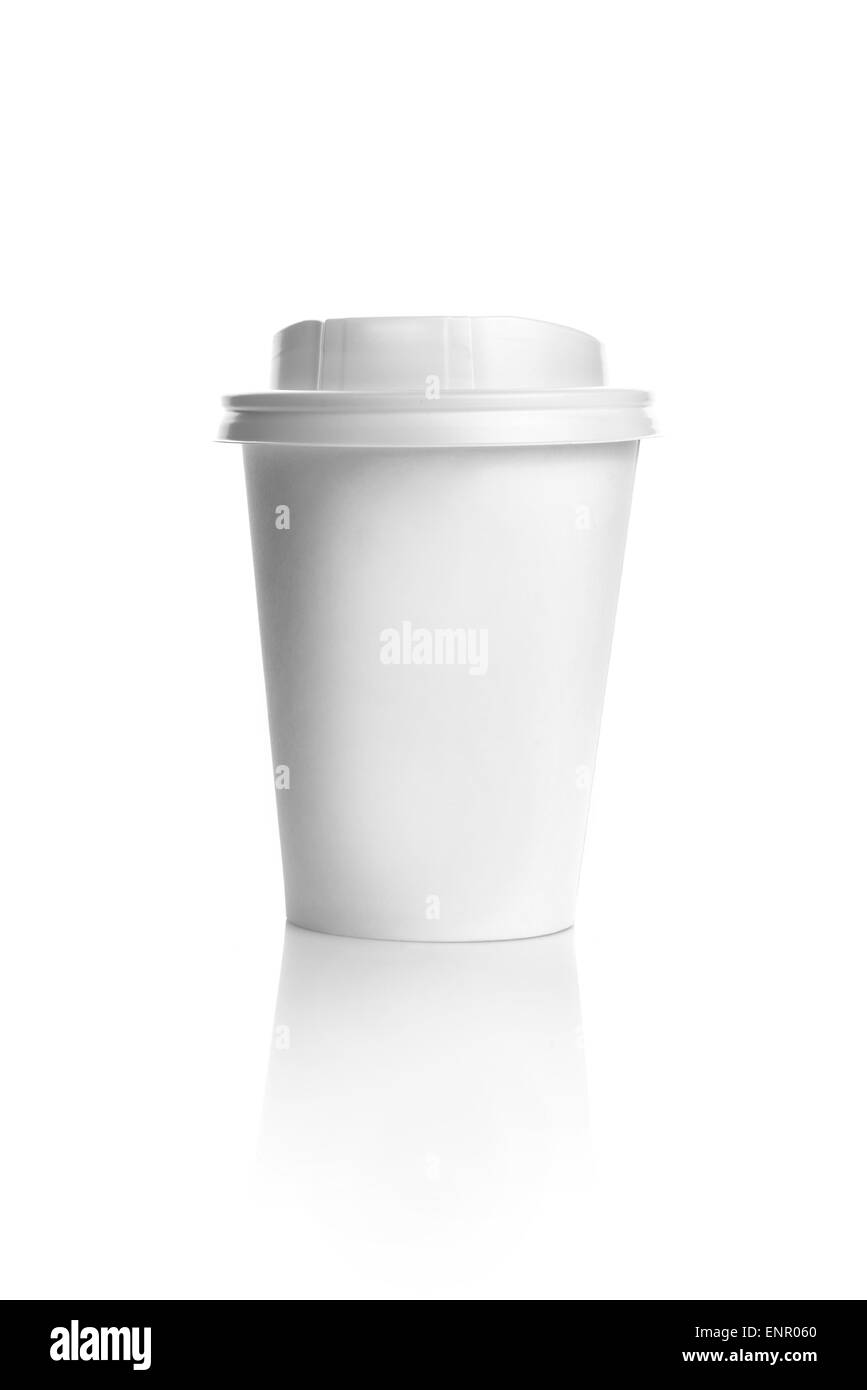 Coffee To Go, leere weiße Pappbecher auf hellen Hintergrund mit Reflexion Stockfoto