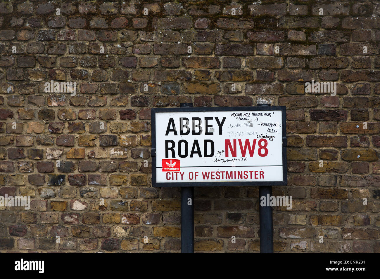 Abey Verkehrszeichen in London mit einer alten Mauer im Hintergrund. Stockfoto