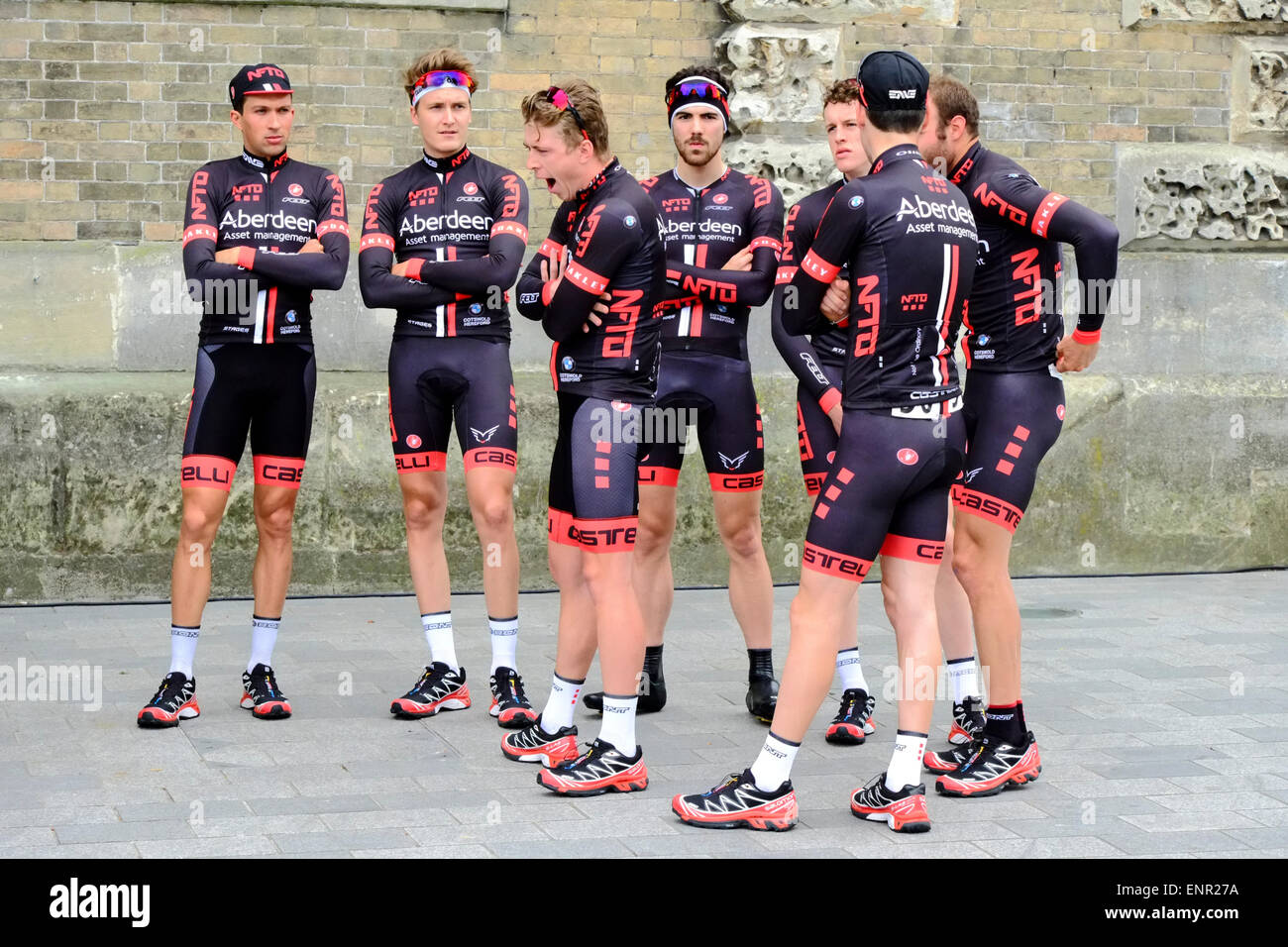 Team Wiggins' ist eine von elf pro-cycling Teams racing durch South Wiltshire Zyklus Wiltshire Grand Prix' mit Elite 120 Reiter, die Teil des British Cycling National Road Race Serie. Beginnt in der Salisbury Guildhall Square, bevor sie Wilton und in die glorreiche Süden Landschaft von Wiltshire. Stockfoto