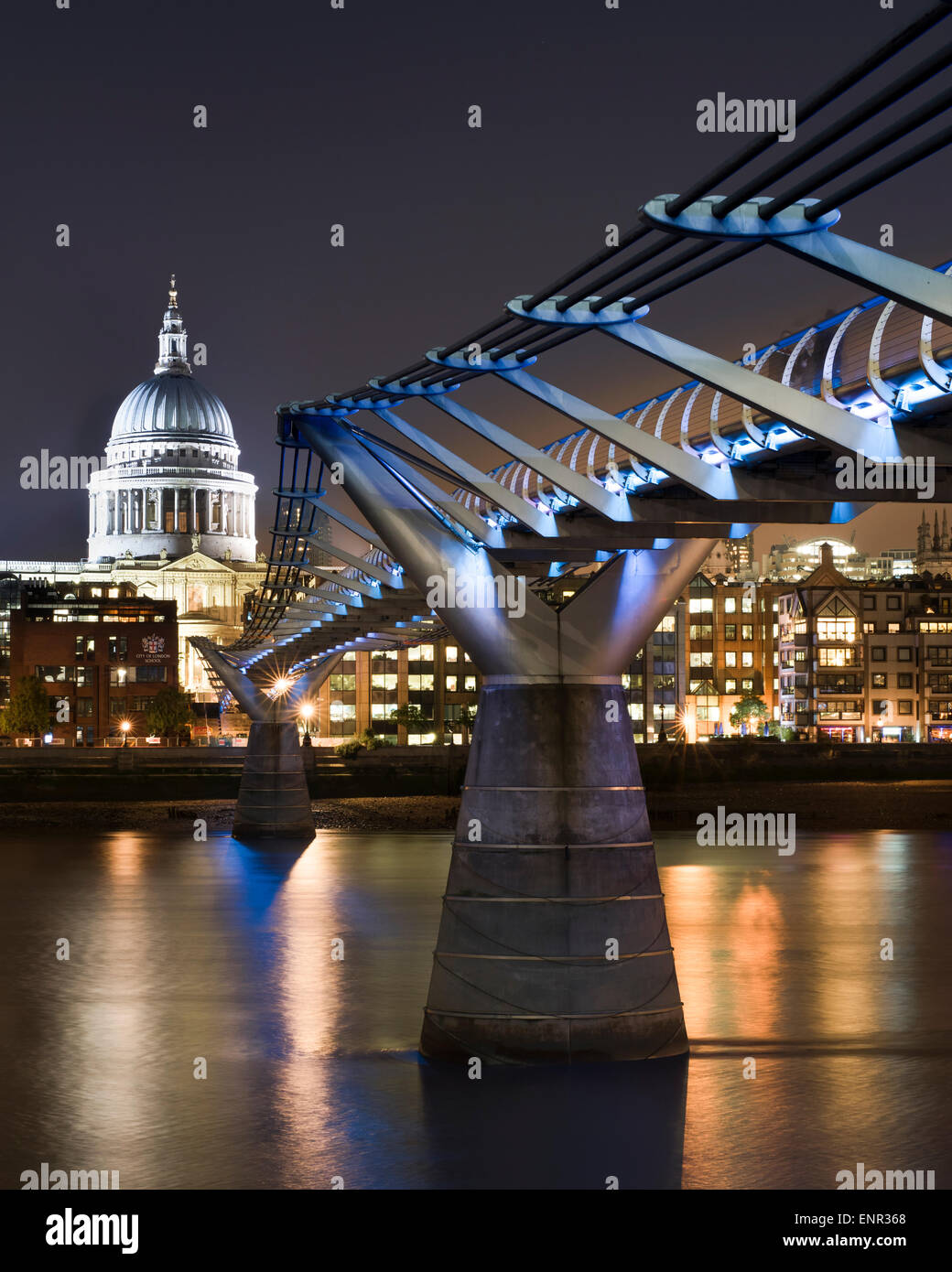 St. Pauls und der Millennium Bridge bei Nacht Stockfoto