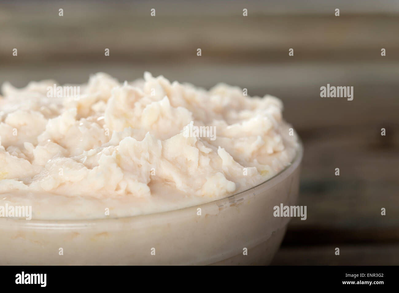 Traditionelles Essen püriert Bohnen "Iahnie" in transparenten Schüssel Stockfoto