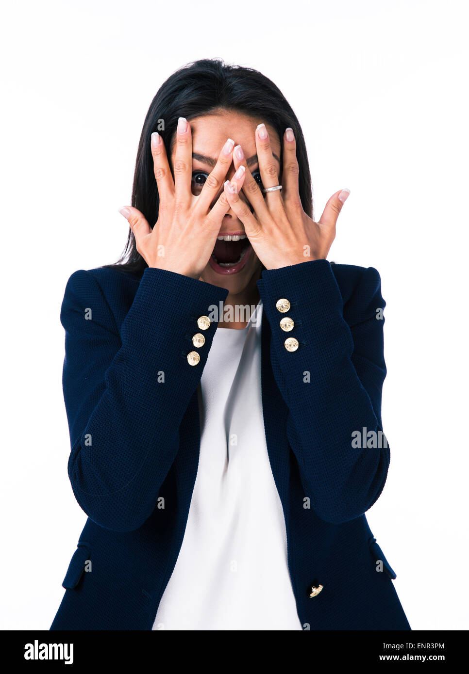 Geschäftsfrau für ihre Augen mit Händen und Blick in die Kamera durch die Finger. Isoliert auf weißem Hintergrund Stockfoto