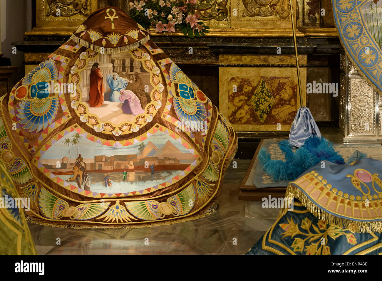Seide Mantel der Bruderschaft Paso Azul in der Kirche San Francisco in der Semana Santa (Karwoche) in Lorca, Provinz Murcia, Spanien Stockfoto