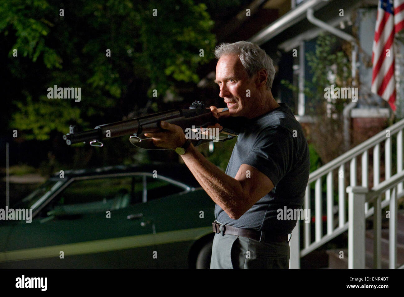 Gran Torino ist ein 2008 American Drama Film, Regie und Produktion von Clint Eastwood, der auch in dem Film spielte.  Dieses Foto ist nur zu redaktionellen Zwecken und unterliegen dem Copyright von der Filmgesellschaft und/oder der Fotograf von dem Film oder der Firma zugeordnet und kann nur durch Veröffentlichungen im Zusammenhang mit der Förderung der oben genannten Film reproduziert werden. Eine obligatorische Gutschrift auf die Filmgesellschaft ist erforderlich. Der Fotograf sollte auch angerechnet werden, wenn bekannt. Stockfoto