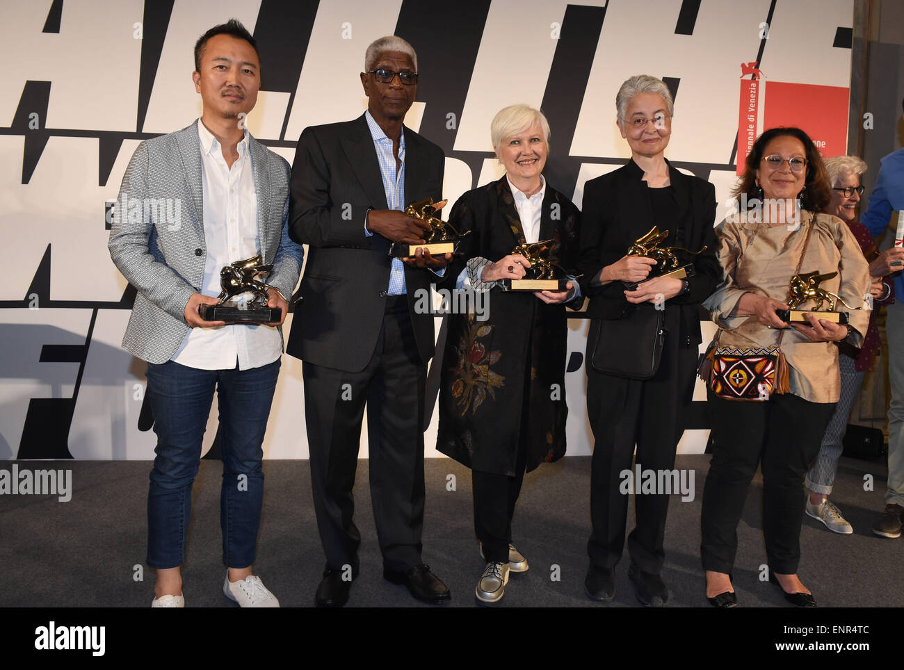 Künstler Lim Heung-Soon (die silbernen Löwen für einen vielversprechenden jungen Künstler) (L-R), ghanaische Künstler El Anatsui (Goldener Löwe für sein Lebenswerk), US-American Museumsdirektorin und Kuratorin Susanne Ghez (Reihe Goldener Löwe für Verdienste um die Künste), Adrian Piper (Goldener Löwe für die beste Künstlerin) und Adelina Cuberyan für Armenien (beste Landespavillon) Pose mit ihren Löwen im Golden Lion award Zeremonie auf der Biennale in Venedig , Italien, 9. Mai 2015. Der 56. internationalen Art Exhibtion, La Biennale de Venezia 2015 läuft von Mai 09 bis 22. November 2015. Foto: FELIX HOERHAGER/Dpa - NO WIRE SERVICE Stockfoto