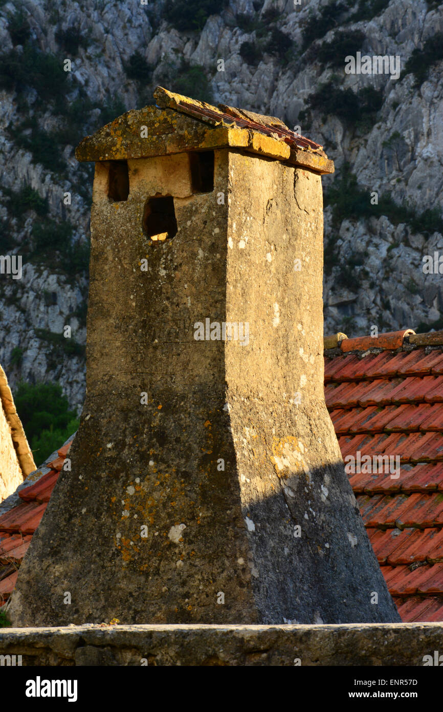 Altes Dach mit Kamin auf verlassenen Haus Stockfoto