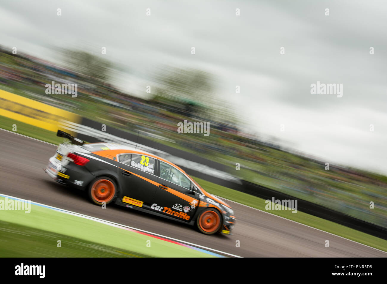 Thruxton, Andover, HAMPSHIRE, UK. 10. Mai 2015. Kieran Gallagher und RCIB Versicherung Racing Toyota Avensis Laufwerke während Dunlop MSA British Touring Car Championship in Thruxton Motorsport Zentrum Credit: Gergo Toth Fotografie / Alamy Live News Stockfoto