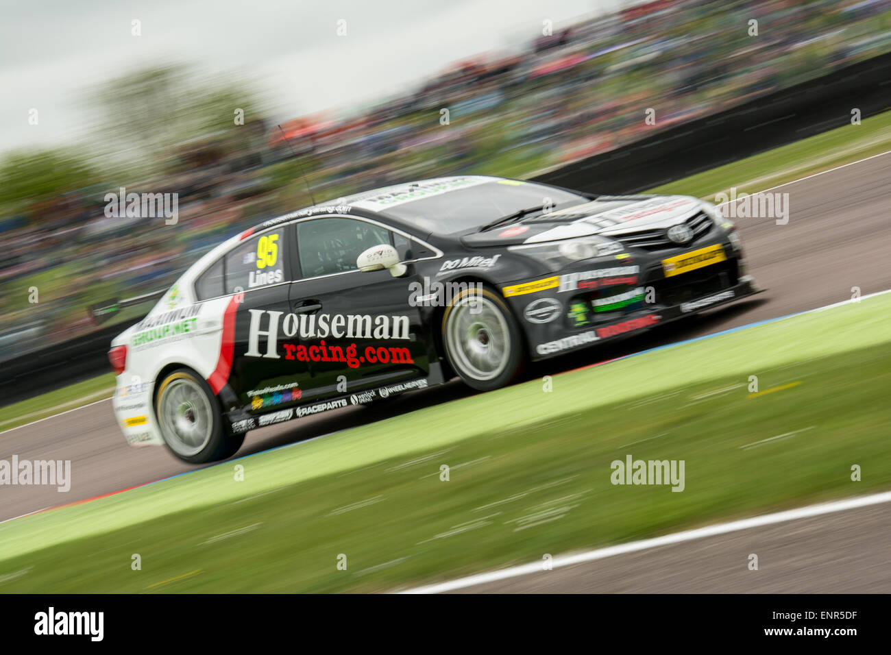 Thruxton, Andover, HAMPSHIRE, UK. 10. Mai 2015. Stewart Linien und Houseman Racing Toyota Avensis Laufwerke während Dunlop MSA British Touring Car Championship in Thruxton Motorsport Zentrum Credit: Gergo Toth Fotografie / Alamy Live News Stockfoto