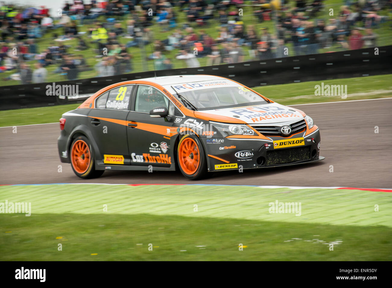 Thruxton, Andover, HAMPSHIRE, UK. 10. Mai 2015. Kieran Gallagher und RCIB Versicherung Racing Toyota Avensis Laufwerke während Dunlop MSA British Touring Car Championship in Thruxton Motorsport Zentrum Credit: Gergo Toth Fotografie / Alamy Live News Stockfoto