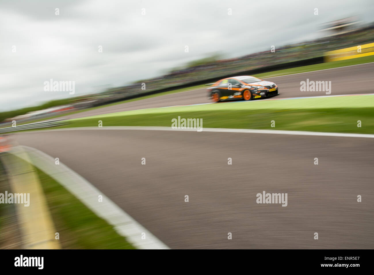 Thruxton, Andover, HAMPSHIRE, UK. 10. Mai 2015. Kieran Gallagher und RCIB Versicherung Racing Toyota Avensis Laufwerke während Dunlop MSA British Touring Car Championship in Thruxton Motorsport Zentrum Credit: Gergo Toth Fotografie / Alamy Live News Stockfoto