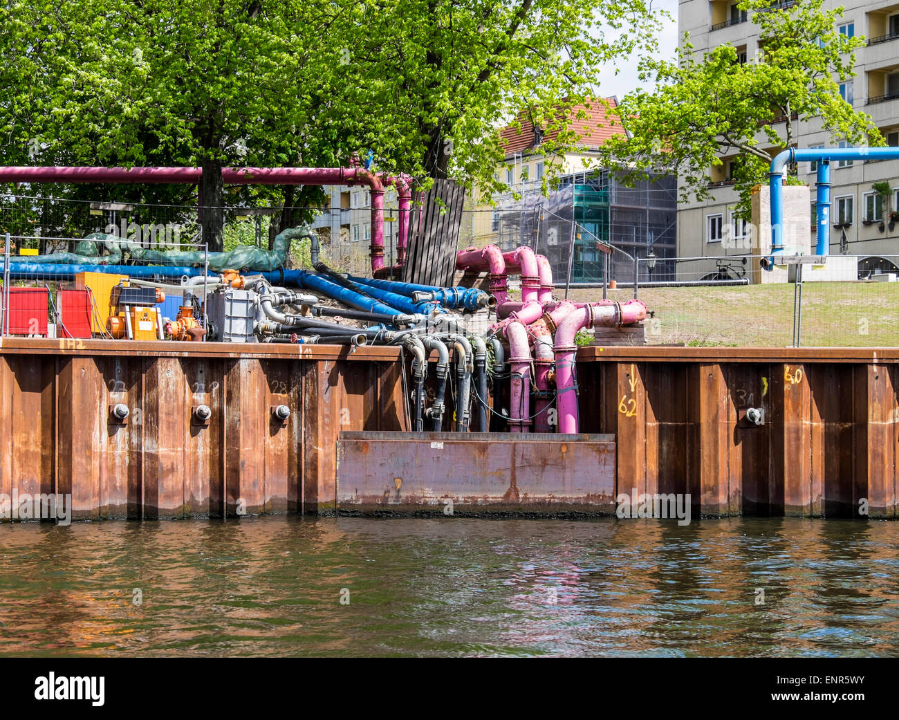 Bunte Drainagerohre Entwässerung Oberflächenwasser in Spree entlang von Baustellen, Berlin Stockfoto