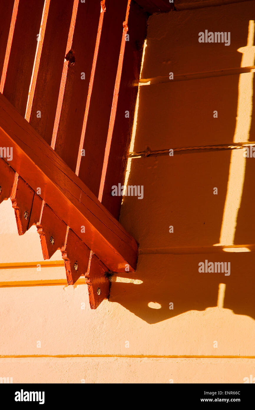 Loch und Reflex für eine Terrasse gelbe Holz Colonia del Sacramento uruguay Stockfoto