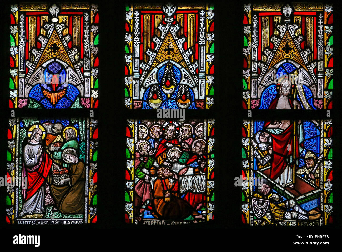 Glasfenster, die Szenen in das Leben Jesu Christi in der Kathedrale von St. Truiden in Limburg, Belgien. Stockfoto