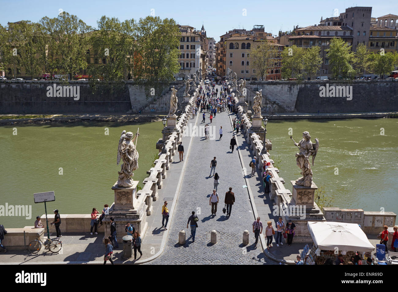 Rom die Saint Angelo Roman-Brücke über den Tiber mit Blick auf den Borgo von Castel Saint'Angelo Stockfoto