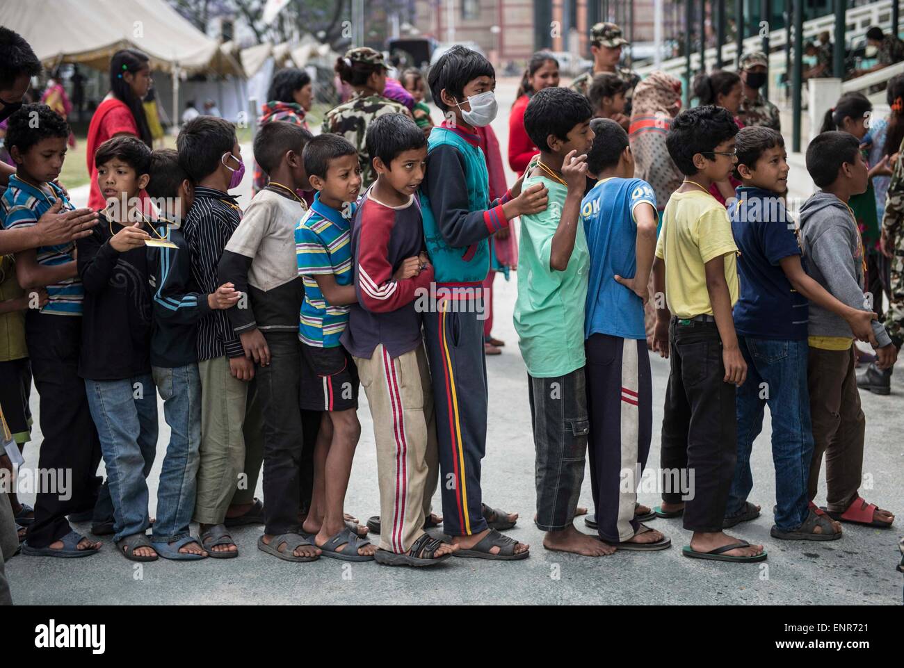 Kathmandu, Nepal. 10. Mai 2015. Kinder Warteschlange, Essen vom nepalesischen Militär in Kathmandu, Hauptstadt von Nepal, am 10. Mai 2015 verteilt zu bekommen. Bildnachweis: Liu Siu Wai/Xinhua/Alamy Live-Nachrichten Stockfoto