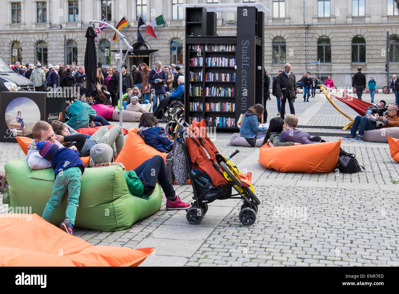 Berlin im freien Bibliothek, Bebelplatz. StadtLesen und Bibliotels bieten Bücher, aufblasbare Kissen und Sitzgelegenheiten für Book-Reader Stockfoto