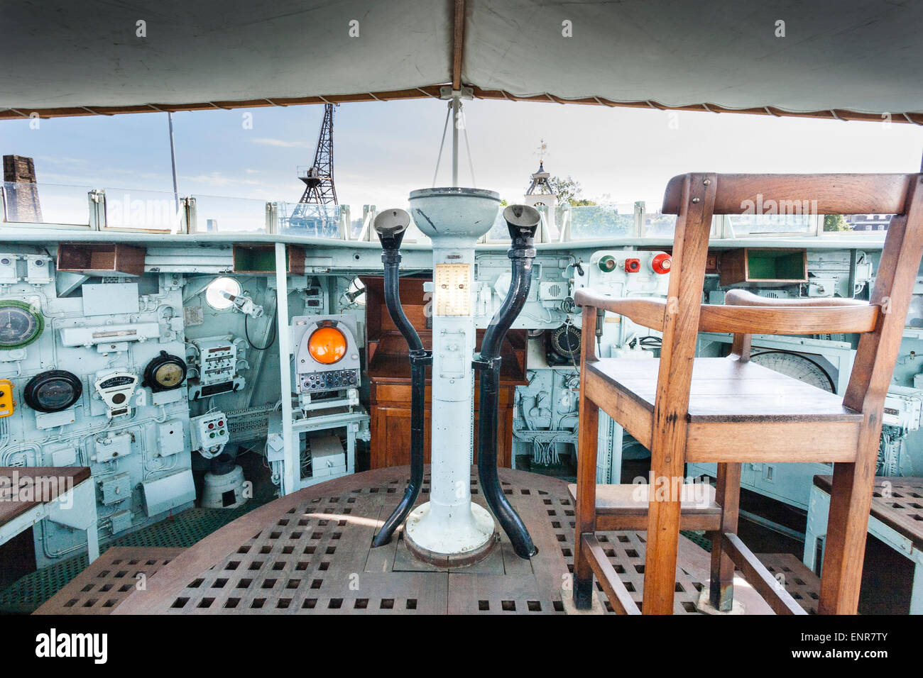 Royal Navy Britisches Kriegsschiff, Zerstörer der C-Klasse R73 HMS Cavalier, um 1960 Design, die Navigationsbrücke und der Kapitänsstuhl Stockfoto