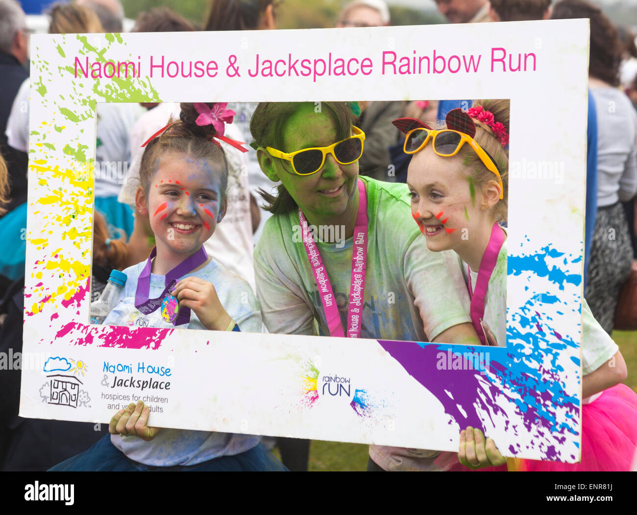 10. Mai 2015. Poole, Dorset, UK. Dorset erfolgt erste Regenbogen laufen im Baiter Park, Poole. Mehr als 1500 Läufer nehmen Teil 3 k-Charity-Rennen organisiert von Naomi House und Jacksplace Kinder Hospiz in der Nähe von Winchester, um Geld für ihre Caterpillar Attraktivität erhöhen. Stockfoto