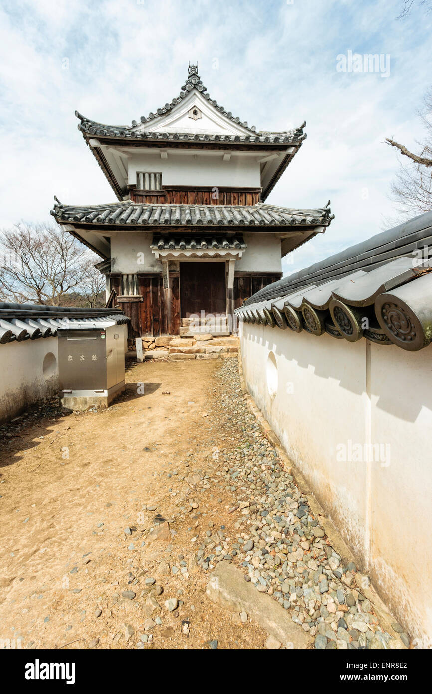 Takahashi, Burg Bitchu Matsuyama in Japan. Der zweistufige Turm, Niju-Yagura, der durch die dobeisige Gipswand verbunden ist, hat den Weg zum Hauptturm gefrankiert. Stockfoto