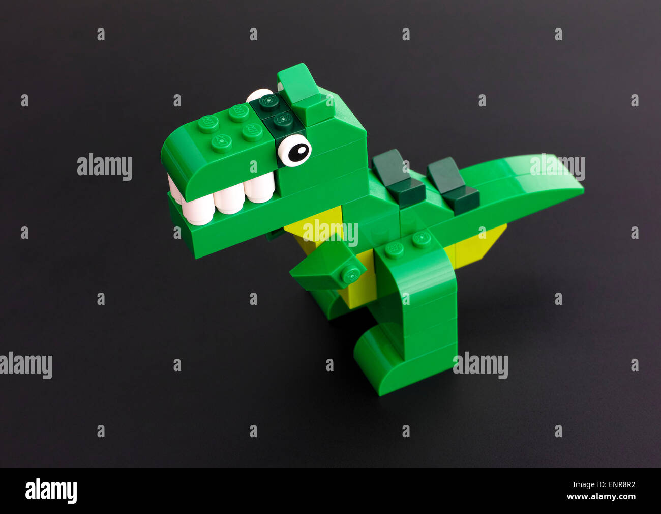 Tambow, Russische Föderation - 27. März, 2015 Lego grün Dinosaurier Spielzeug auf schwarzem Hintergrund. Studio gedreht. Stockfoto