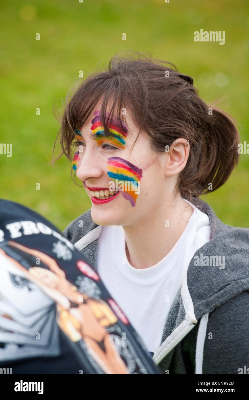 10. Mai 2015. Poole, Dorset, UK. Dorset erfolgt erste Regenbogen laufen im Baiter Park, Poole. Mehr als 1500 Läufer nehmen Teil 3 k-Charity-Rennen organisiert von Naomi House und Jacksplace Kinder Hospiz in der Nähe von Winchester, um Geld für ihre Caterpillar Attraktivität erhöhen. Stockfoto