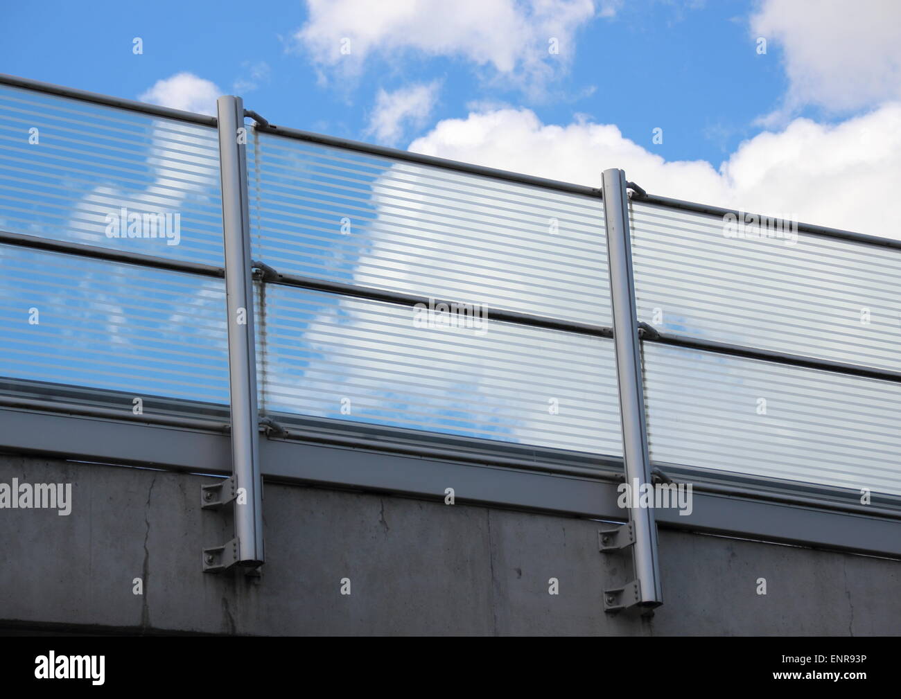 Metall und Glasgeländer mit blauem Himmel Perspektive Stockfoto