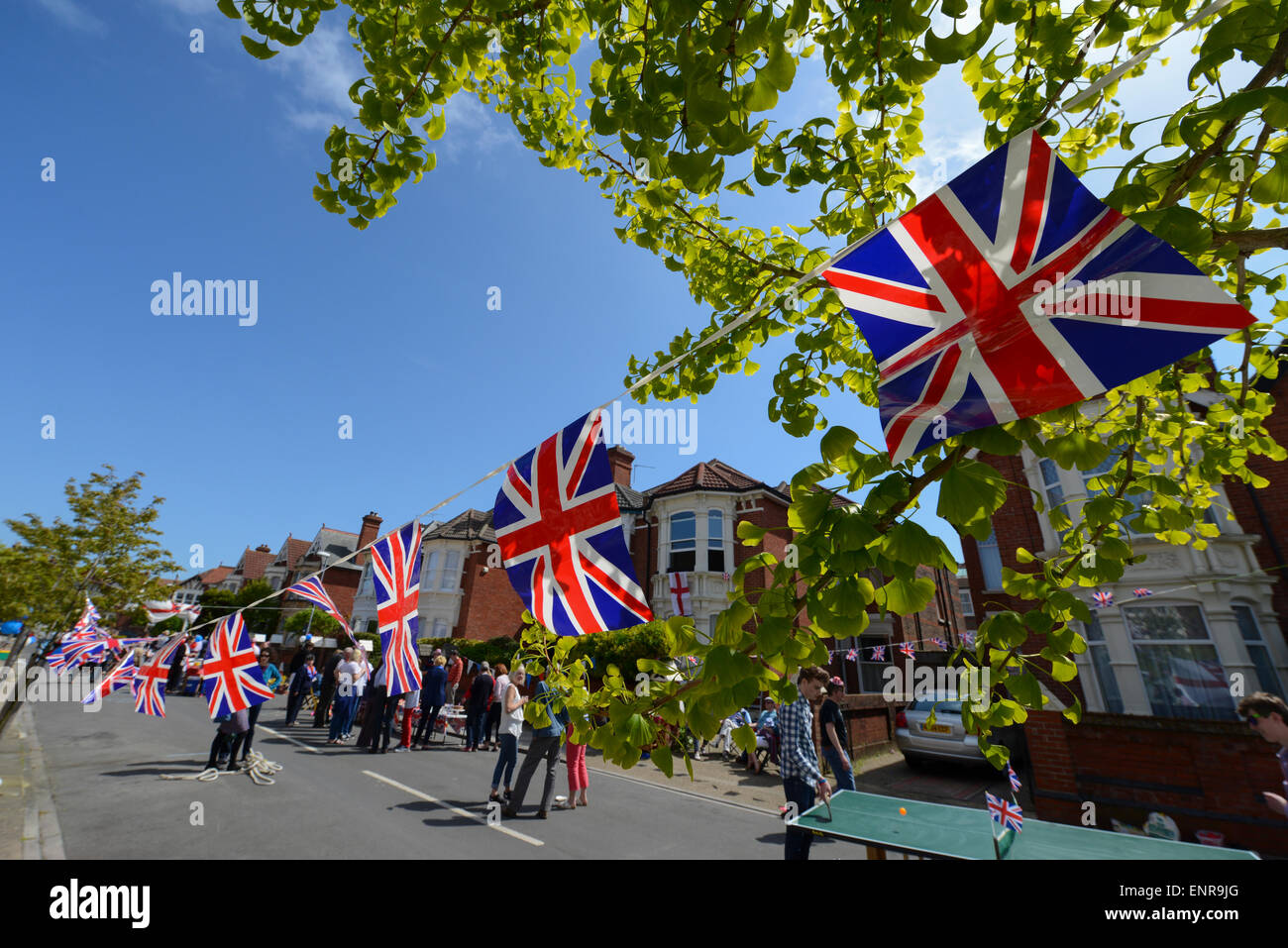 Union Jack Fahnen stretch down​ eine Straße bei einem Straßenfest, von den Bewohnern von Fareham, Hampshire, England organisiert zum 70. Jahrestag des VE-Tag zu feiern. Stockfoto