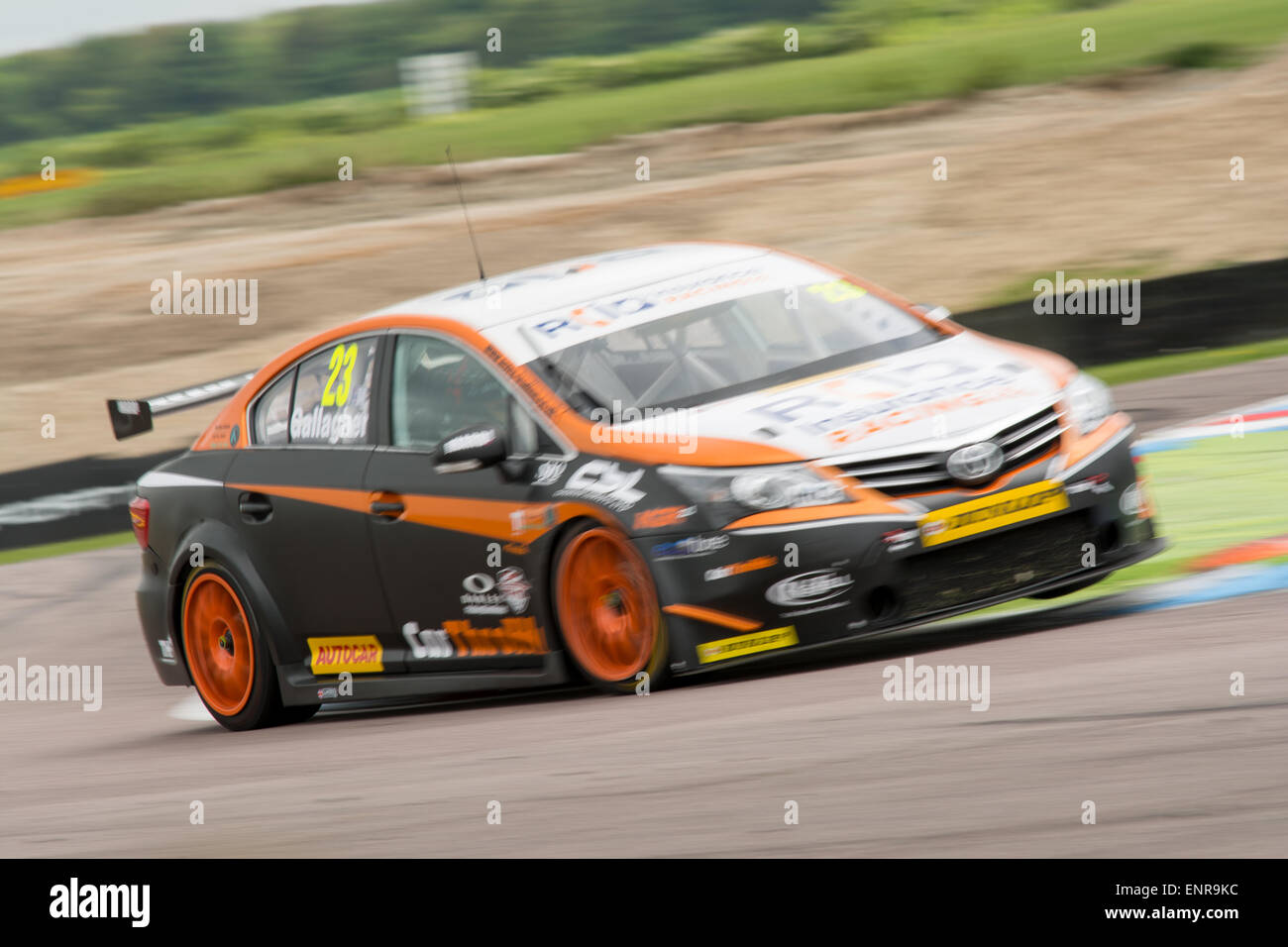 Thruxton, Andover, HAMPSHIRE, UK. 10. Mai 2015. Kieran Gallagher und RCIB Versicherung Racing Toyota Avensis Laufwerke während Dunlop MSA British Touring Car Championship in Thruxton Motorsport Zentrum Credit: Gergo Toth Fotografie / Alamy Live News Stockfoto