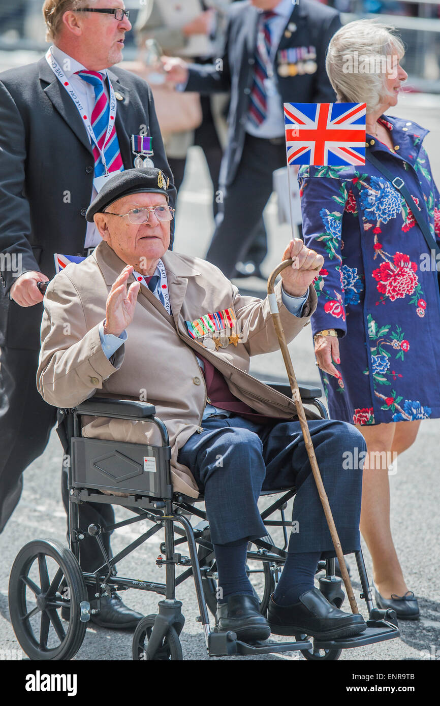Viele der Veteranen sind im Rollstuhl geschoben von Personal aus den Streitkräften und Notdienste. VE Tag 70 Gedenkfeiern - historischen Jahrestag des Endes des zweiten Weltkrieges in Europa. Anschluss an ein Service von Thanksgiving in der Westminster Abbey, eine Parade von Service-Personal und Veteranen, geführt von einer militärischen Rohr-Band und einen Durchflug - in Horse Guards Parade und Whitehall. Stockfoto