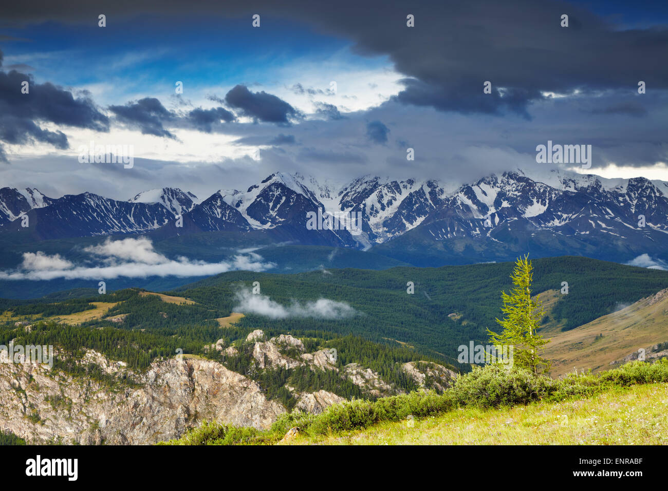 Landschaft mit schneebedeckten Bergen und bewölktem Himmel Stockfoto