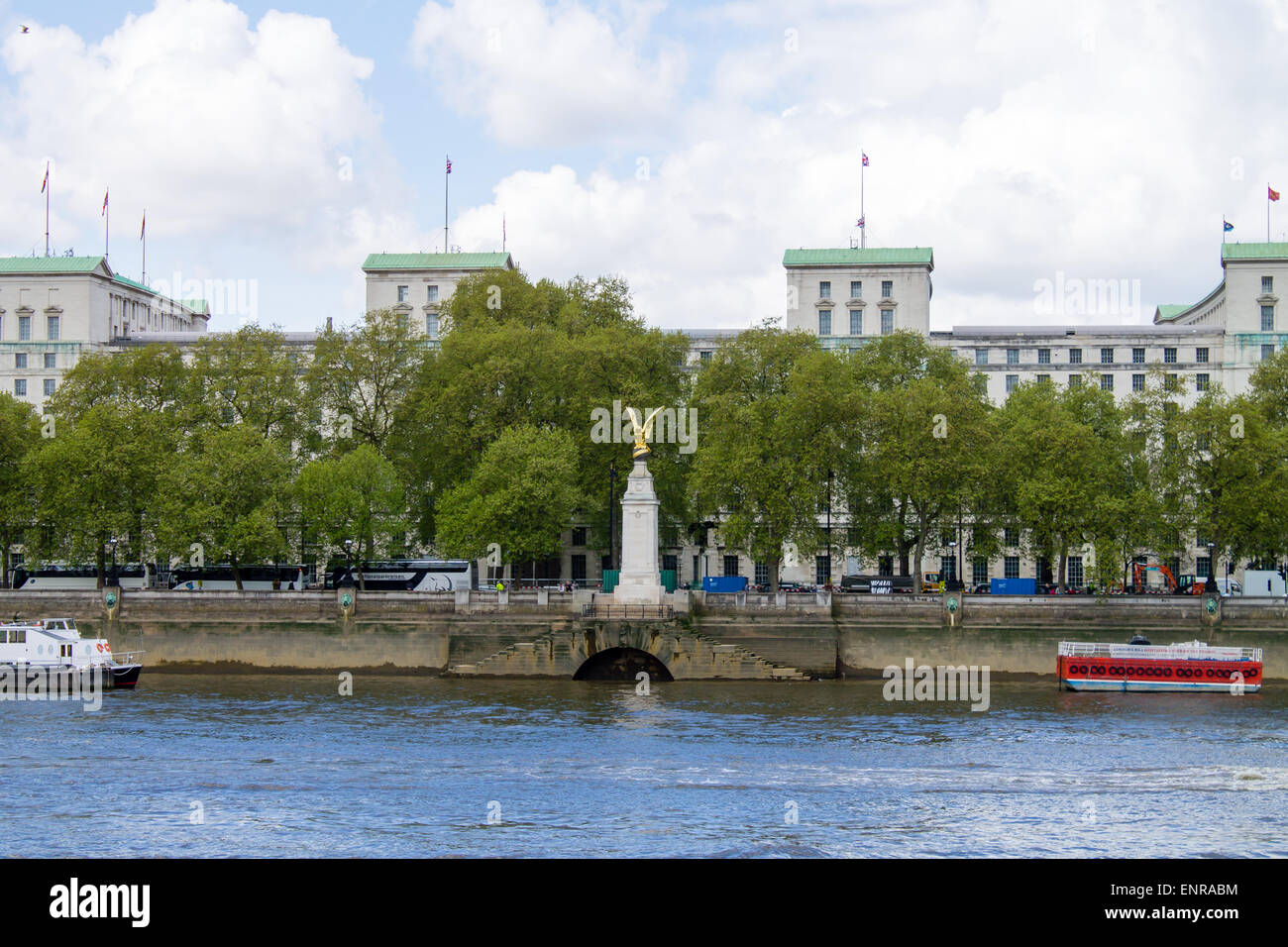 Verteidigungsministerium in London, Vereinigtes Königreich. Royal Air Force Memorial in der Front. Stockfoto