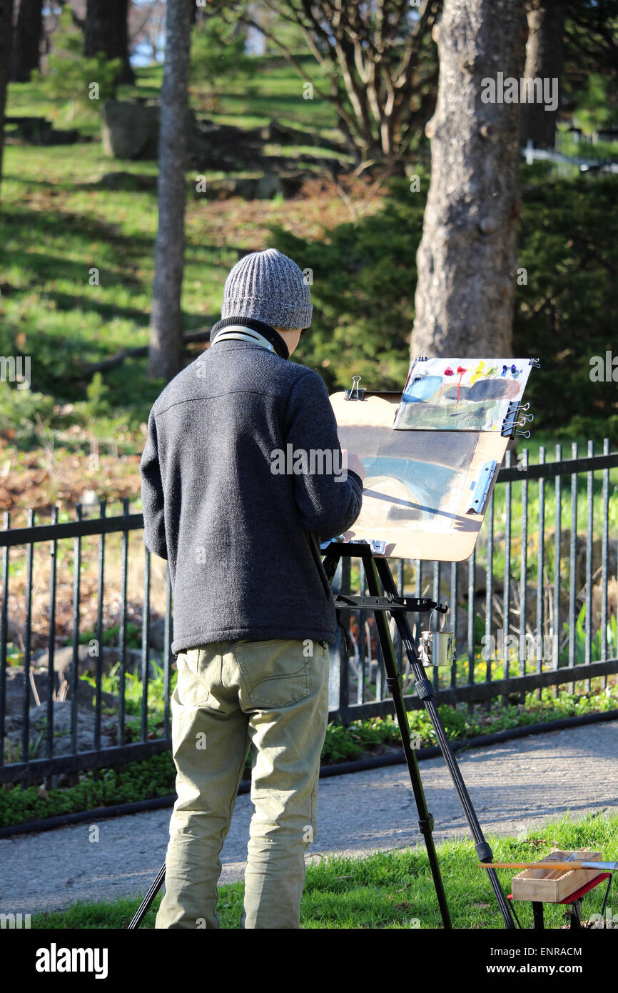Eine männliche Künstler Malerei im Park. Stockfoto