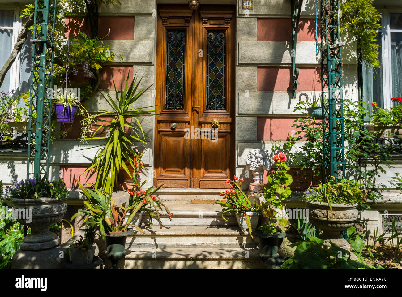 Paris, Frankreich, Charenton-Le-Pont, Vororte, Detail, Eingangstür zum Privathaus, französische Immobilien, Wohngebäude, alte historische Häuser paris Türblumen, alte französische Hausmauer in der Nähe Stockfoto