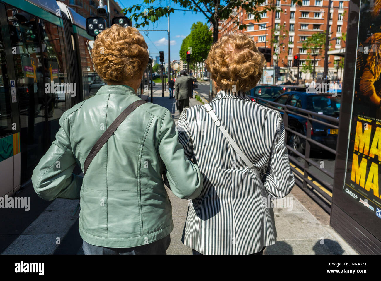 Paris, Frankreich, Französisch Frauen mit ähnlichen Haarschnitten, Sunny Day, die von hinten weggehen, unterstützen Frauen Stockfoto