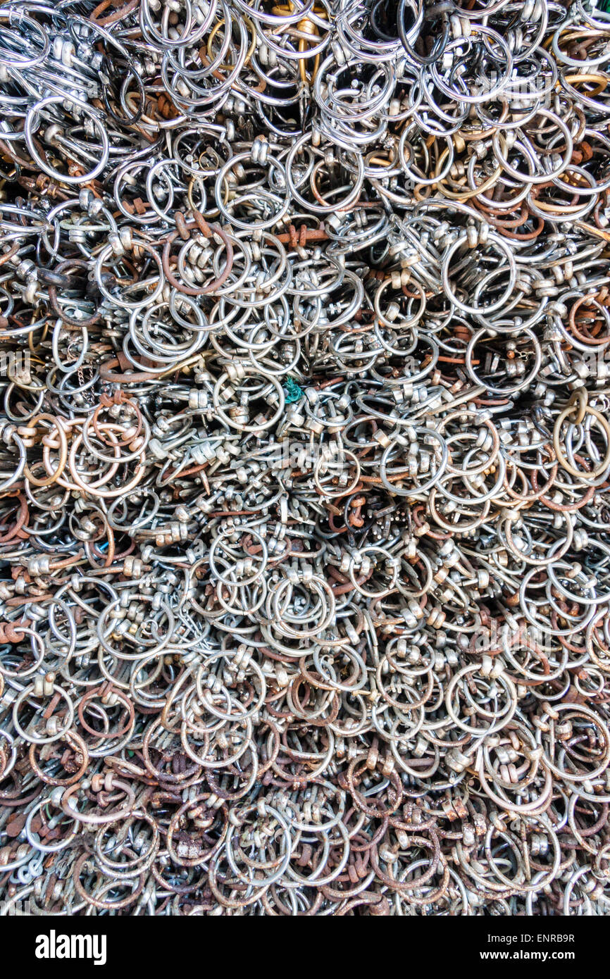 Die Masse der kleinen Eisen- und Metallringe in einem großen Stapel, der bei einem Schrein in Japan zurückgelassen wurde. Stockfoto
