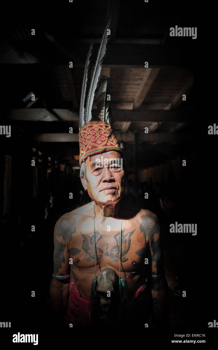Portrait von Ramping, einem Mitglied der traditionellen Dayak IBAN Longhouse Gemeinschaft in Sungai Utik, West Kalimantan, Indonesien. Stockfoto