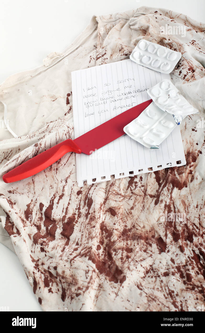 Harte Realität Blut getränkt, Shirt, Messer & Pillen genommen aus dem Raum einer gestörten Person, die gerade einen Selbstmordversuch unternommen hat Stockfoto