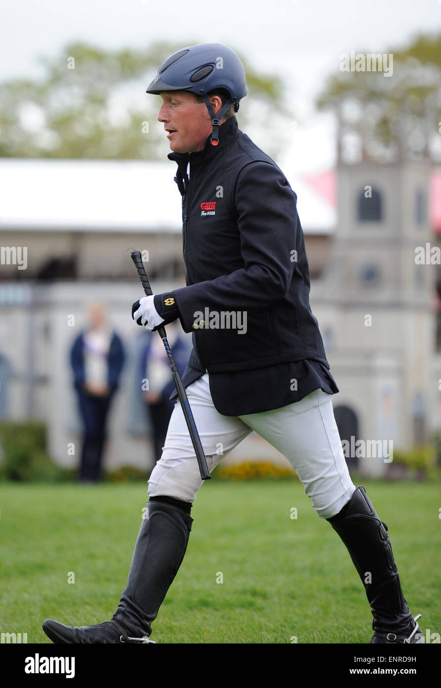 10.05.15 Mitsubishi Motoren Badminton Horse Trials 2015. Badminton, England. Rolex Grand Slam-Turnier und ein Teil der FEI-Serie 4 Sterne. Oliver Townend geht den Kurs vor der Endphase - Springturnier Credit: Julie Priestley/Alamy Live News Stockfoto