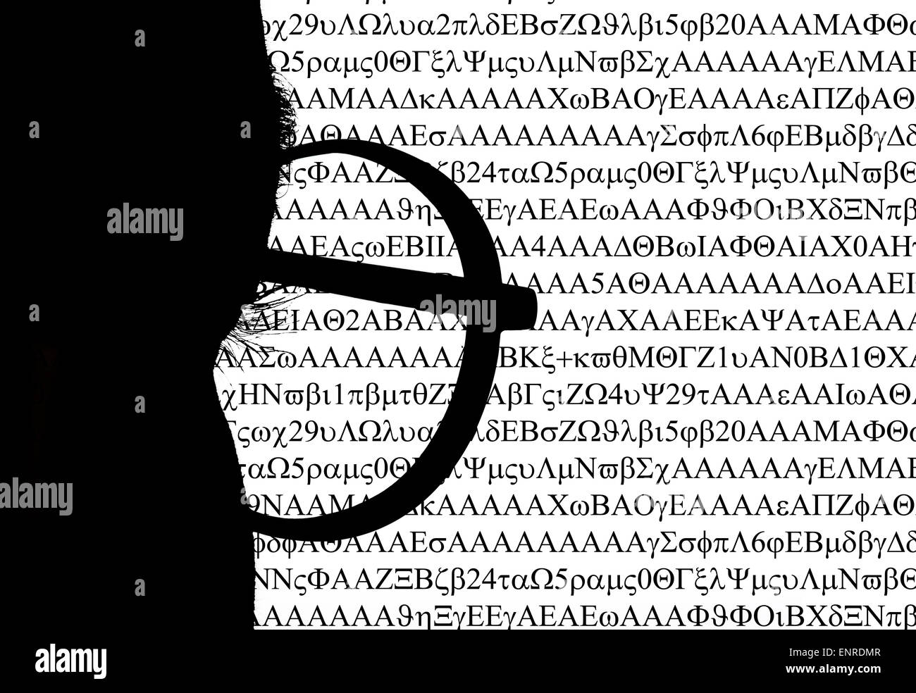 Nahaufnahme des Computers generiert Silhouette eines Mannes lesen Hacker Codes auf Computer-Monitor konzeptionellen Stockfoto