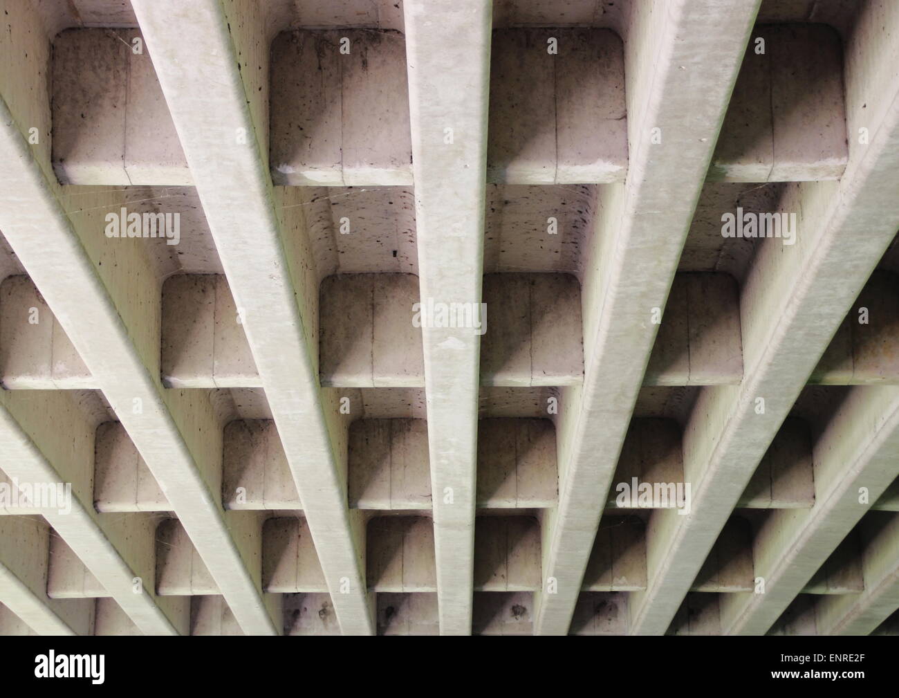 Beton Bau für Autobahnbrücke von unten Stockfoto