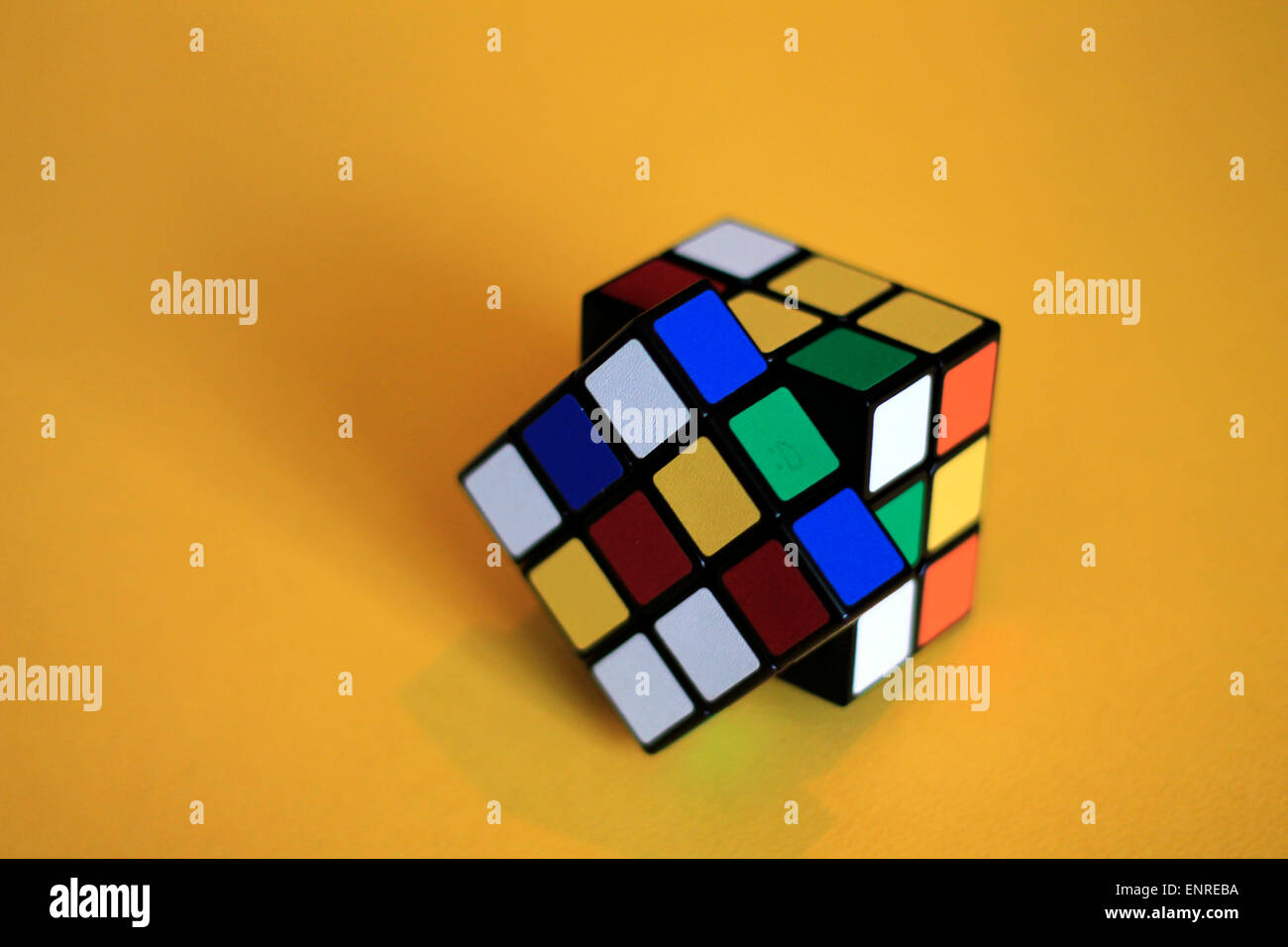 Rubik Cube in orangem Hintergrund Stockfoto