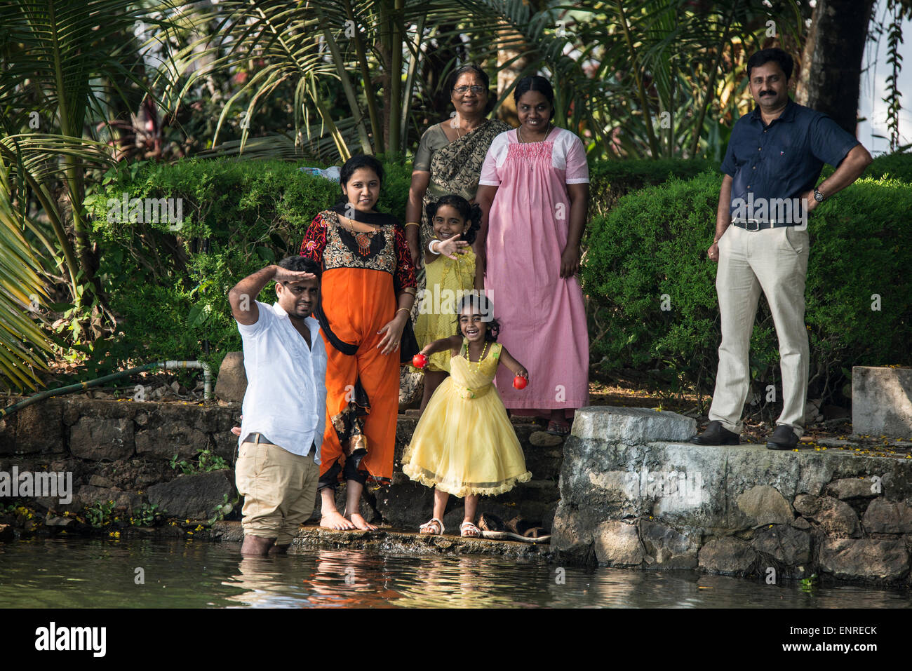 Eine Familie, die sich am Ufer des Pampa-Flusses, dem drittlängsten Fluss von 110 Meilen in den Nebengewässern von Kerala, Indien, versammelt Stockfoto