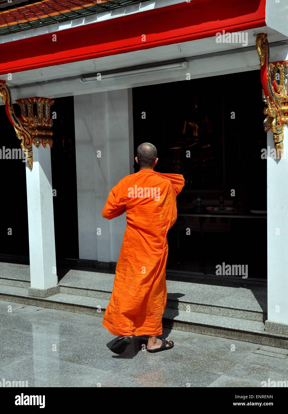 Bangkok, Thailand: Mönch trägt einen orangefarbenen Gewand am Wat Chaichana Songkhram in Chinatown Stockfoto