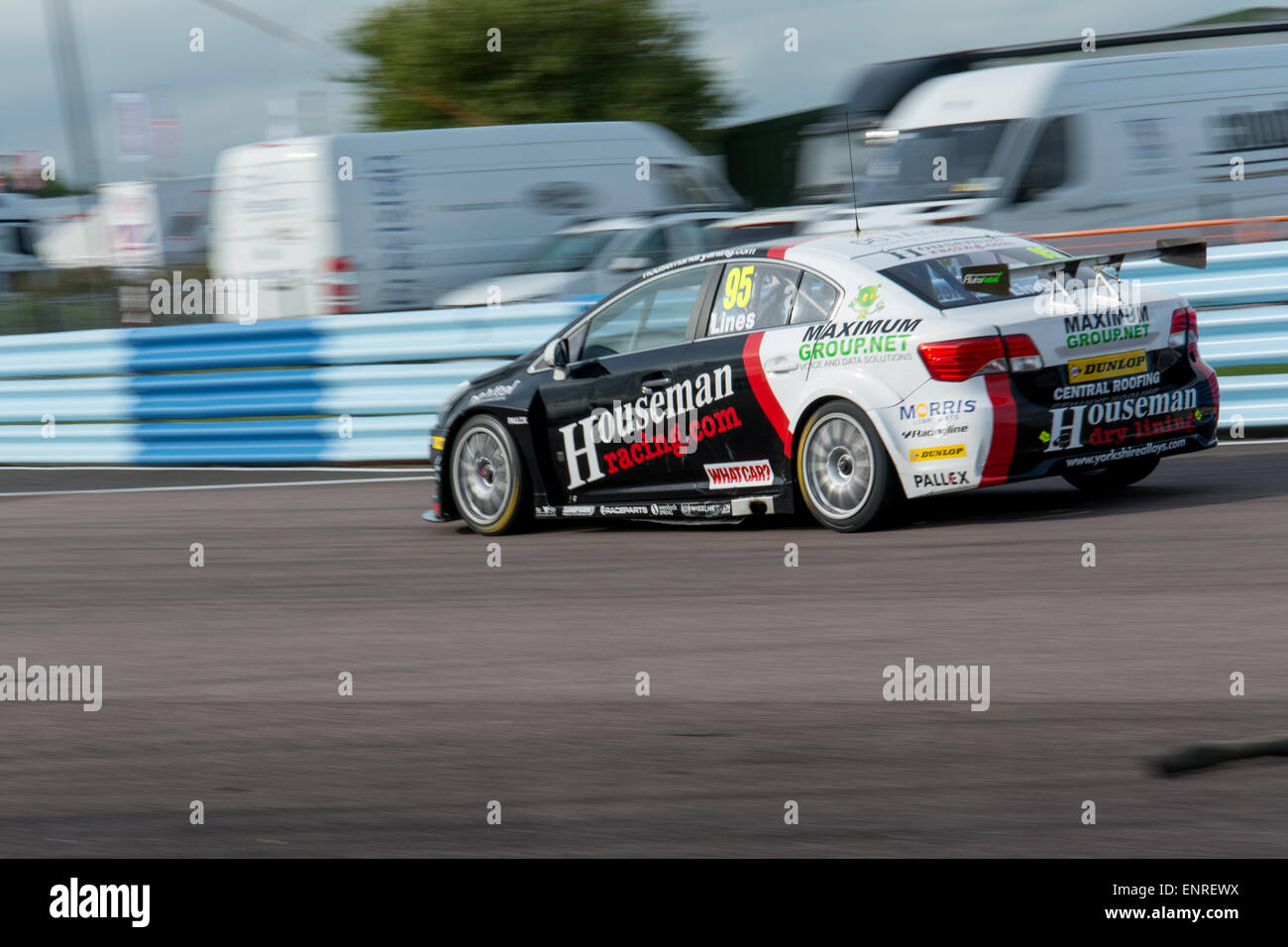Thruxton, Andover, Hampshire, UK. 10. Mai 2015. Stewart Linien und Houseman Racing Toyota Avensis Laufwerke während Dunlop MSA British Touring Car Championship in Thruxton Motorsport Zentrum Credit: Gergo Toth Fotografie / Alamy Live News Stockfoto