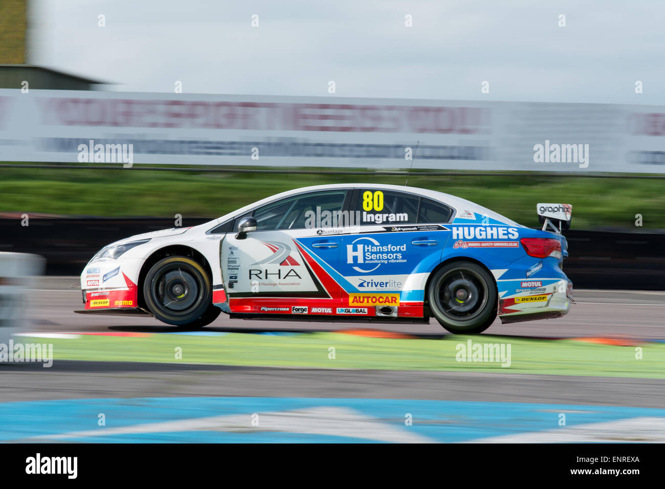 Thruxton, Andover, Hampshire, UK. 10. Mai 2015. Tom Ingram und Speedworks Motorsport Toyota Avensis Laufwerke während Dunlop MSA British Touring Car Championship in Thruxton Motorsport Zentrum Credit: Gergo Toth Fotografie / Alamy Live News Stockfoto